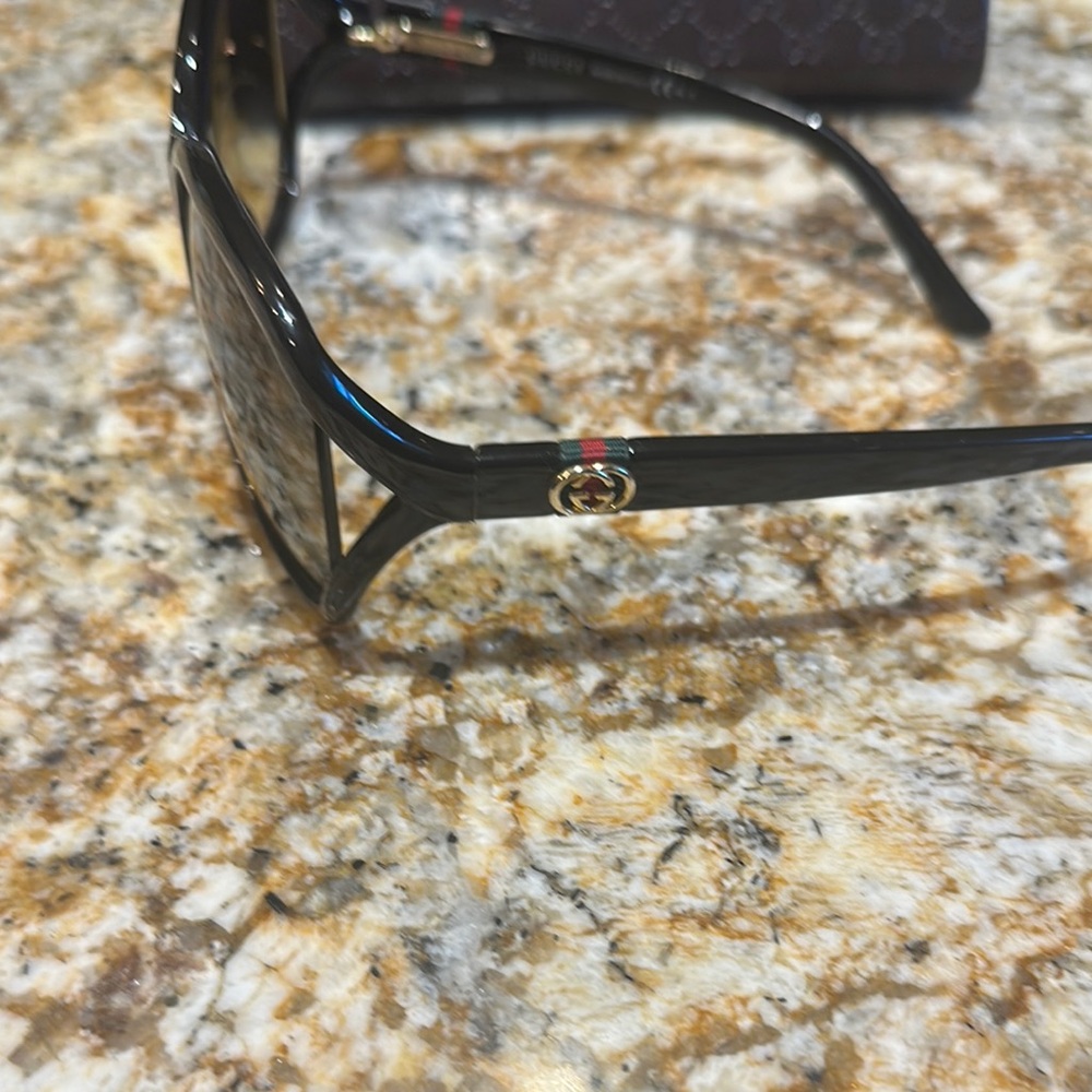 Gucci Black and Brown Sunglasses with Classic Aviator Style - Picture 6 of 10